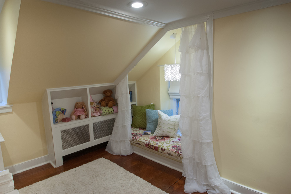 Idéer för att renovera ett mellanstort lantligt barnrum kombinerat med sovrum, med gula väggar och mellanmörkt trägolv