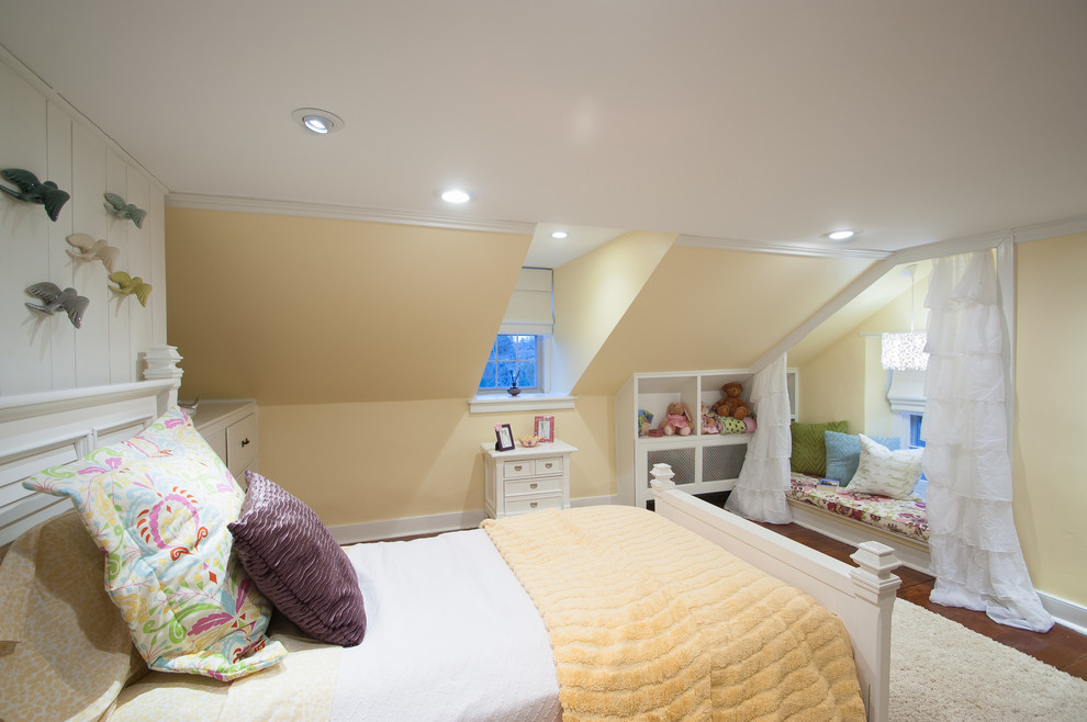 Modelo de dormitorio infantil campestre de tamaño medio con paredes amarillas y suelo de madera en tonos medios