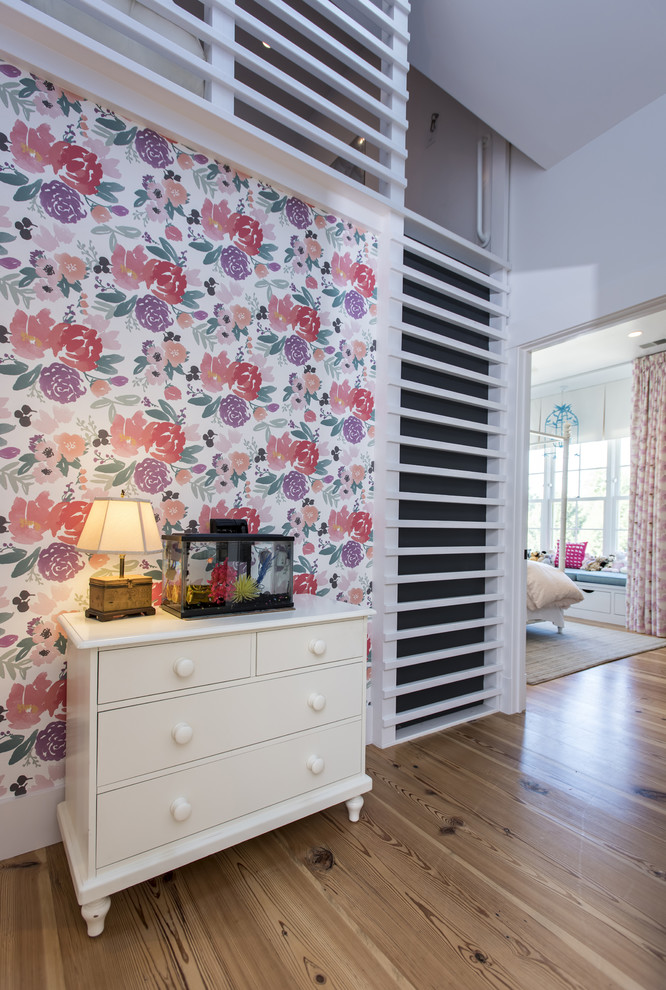 Diseño de dormitorio infantil de 4 a 10 años bohemio con paredes multicolor y suelo de madera en tonos medios