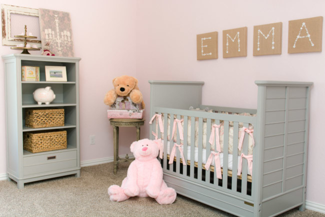 Idée de décoration pour une chambre d'enfant de 1 à 3 ans champêtre de taille moyenne avec un mur rose et moquette.