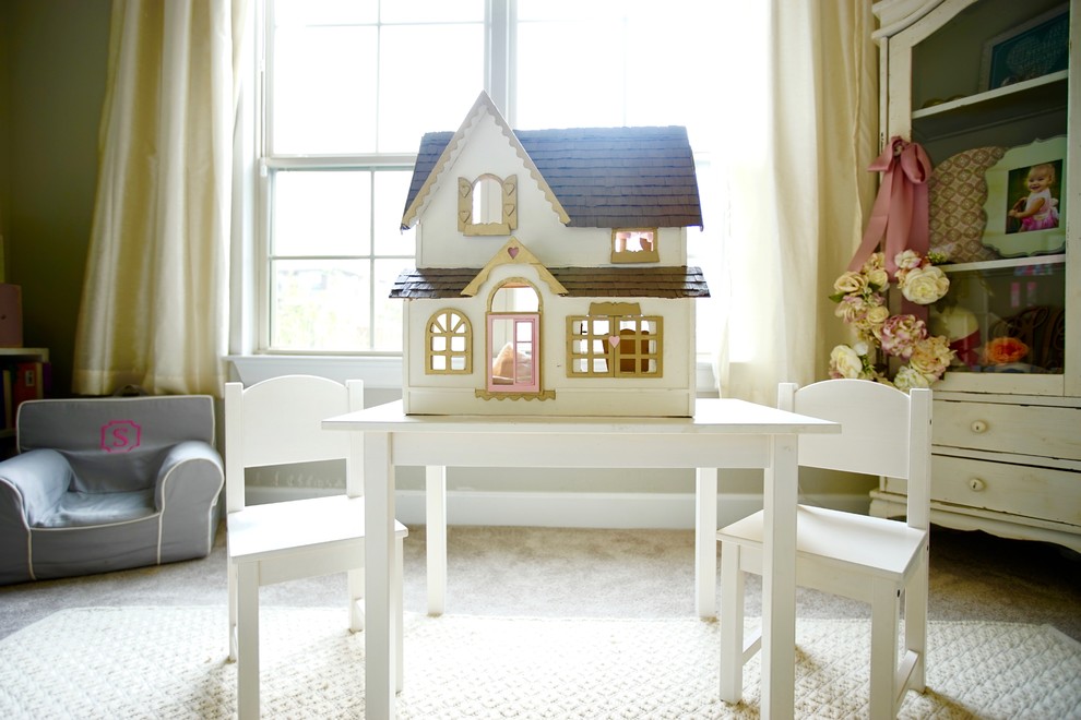 Cette photo montre une chambre d'enfant de 1 à 3 ans romantique de taille moyenne avec un mur gris et moquette.