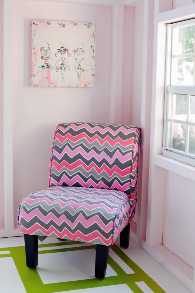 Imagen de habitación de niña de 4 a 10 años romántica pequeña con paredes rosas y suelo de madera pintada