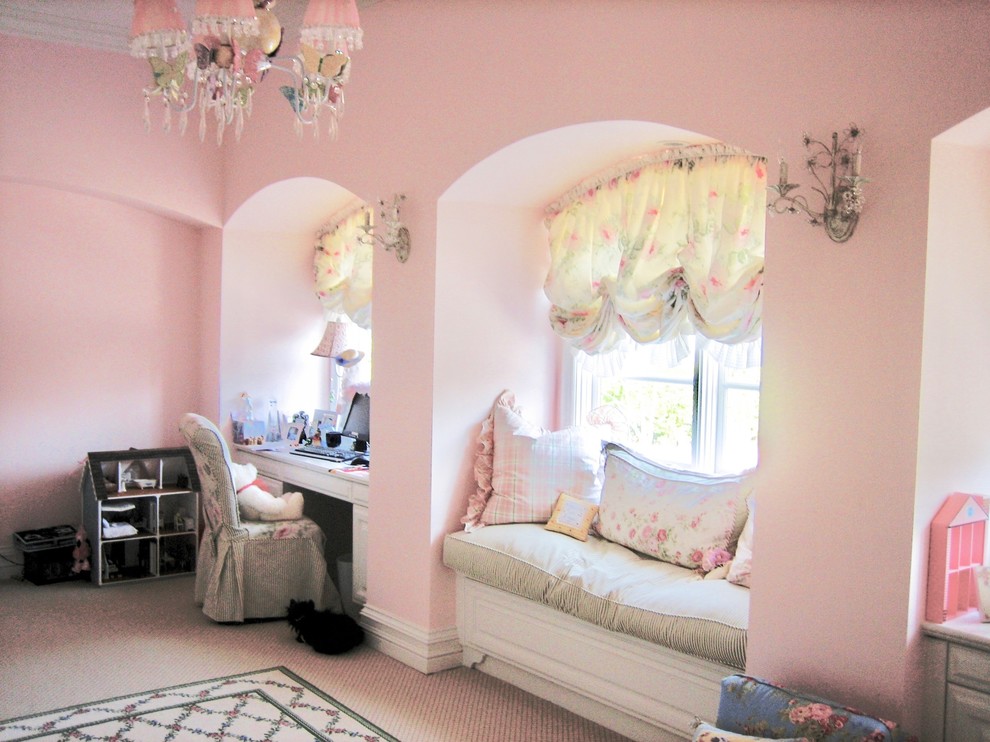 Inspiration för ett mellanstort medelhavsstil flickrum kombinerat med lekrum och för 4-10-åringar, med rosa väggar och heltäckningsmatta