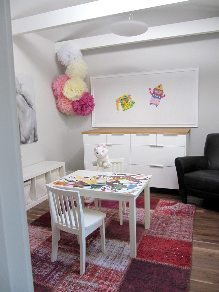 Klassisches Kinderzimmer mit Spielecke und grauer Wandfarbe in Edmonton