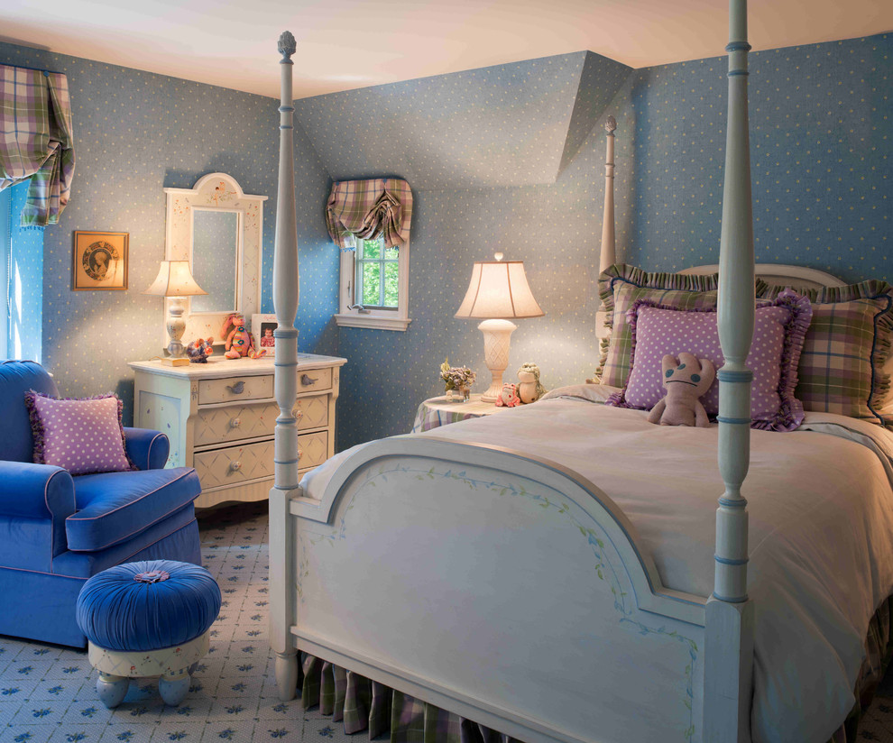 Пример оригинального дизайна: детская среднего размера в классическом стиле с спальным местом, синими стенами и ковровым покрытием для подростка, девочки