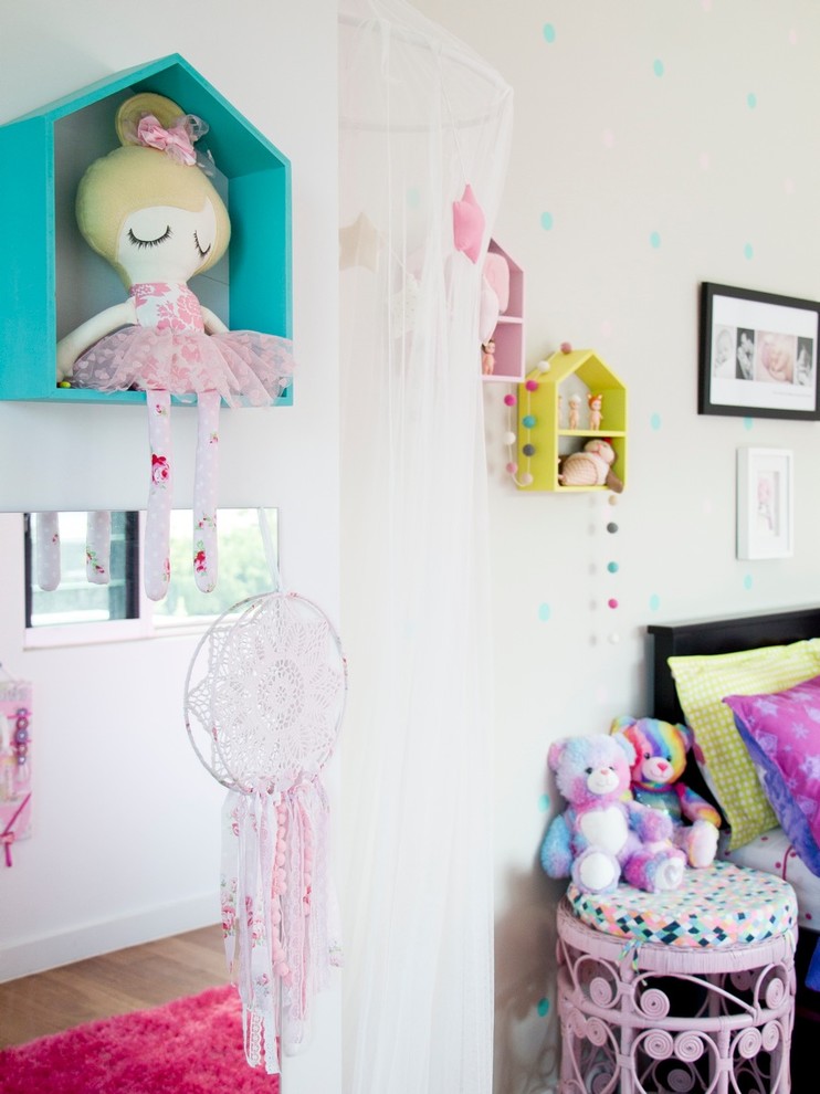 Foto di una cameretta per bambini da 1 a 3 anni contemporanea di medie dimensioni con pareti beige e parquet chiaro