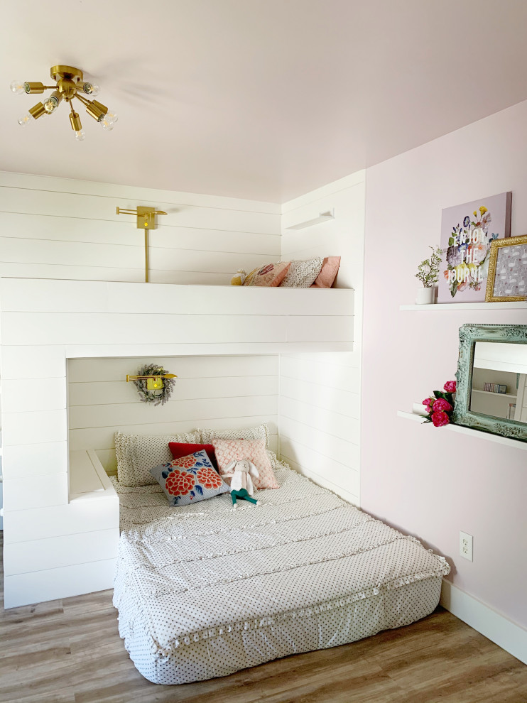 Idée de décoration pour une chambre d'enfant tradition de taille moyenne.