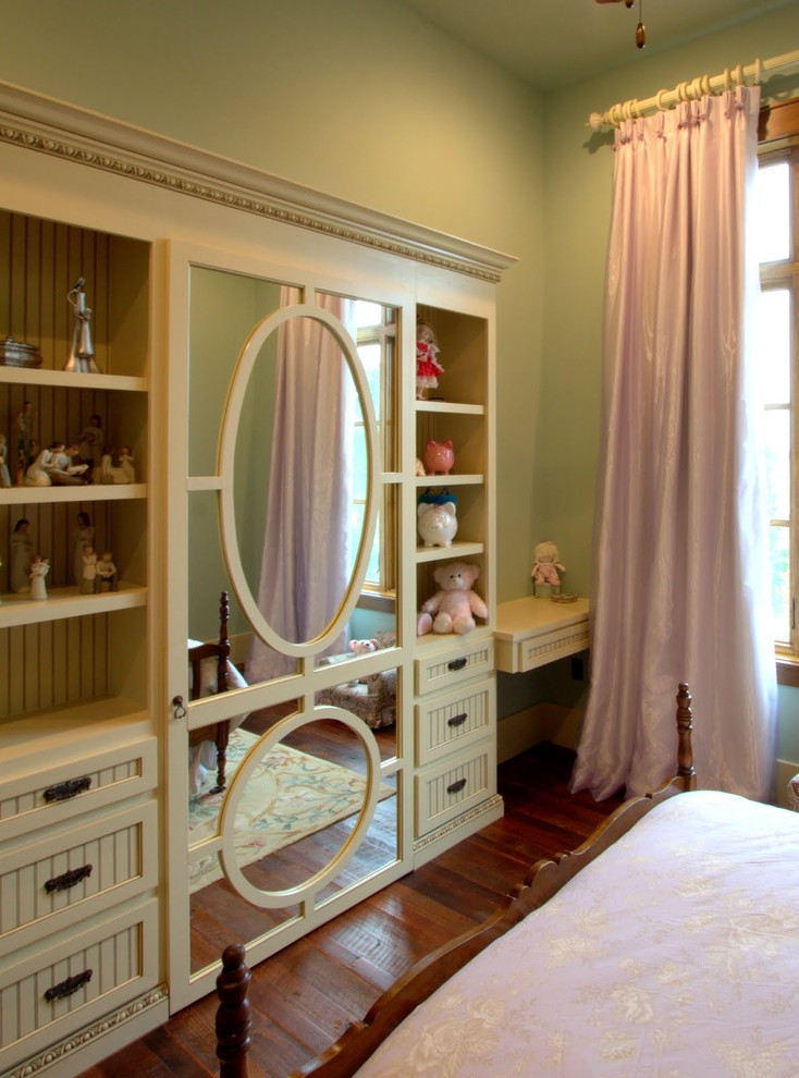 Großes Landhausstil Mädchenzimmer mit Schlafplatz, grüner Wandfarbe und braunem Holzboden in Houston