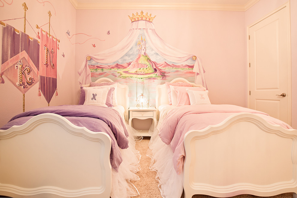 Foto di una cameretta per bambini da 4 a 10 anni tradizionale di medie dimensioni con pareti rosa, moquette e pavimento beige