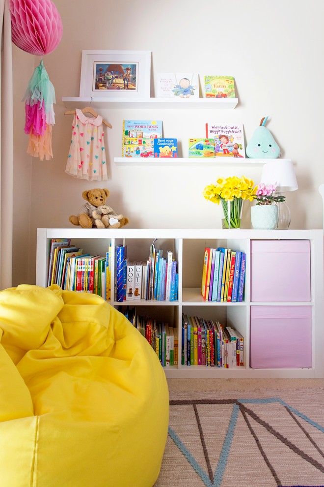 Идея дизайна: маленькая детская в стиле неоклассика (современная классика) с спальным местом, ковровым покрытием и розовыми стенами для на участке и в саду, ребенка от 1 до 3 лет, девочки