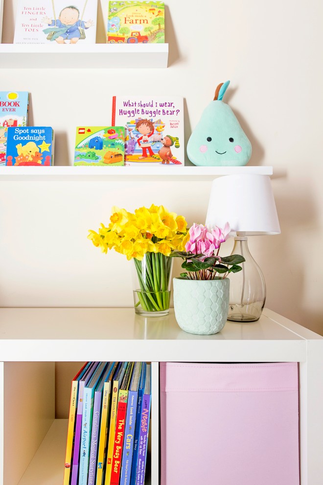 Immagine di una piccola cameretta per bambini da 1 a 3 anni minimal con pareti beige e moquette