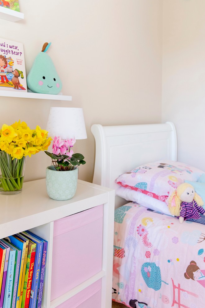 Immagine di una piccola cameretta per bambini da 1 a 3 anni design con pareti beige e moquette