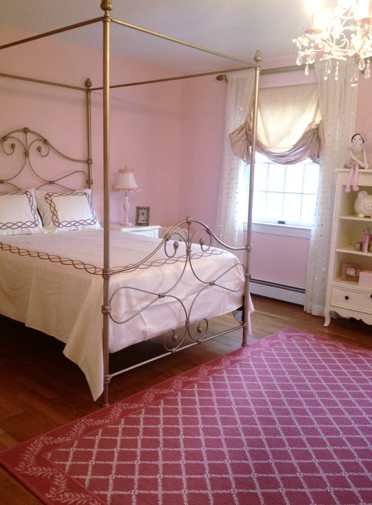Imagen de dormitorio infantil de 4 a 10 años clásico de tamaño medio con paredes rosas y suelo de madera en tonos medios