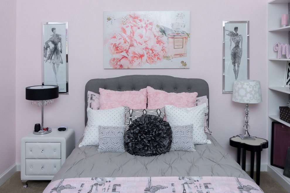 Kleines Shabby-Style Mädchenzimmer mit Schlafplatz, rosa Wandfarbe, Teppichboden und grauem Boden in Dallas
