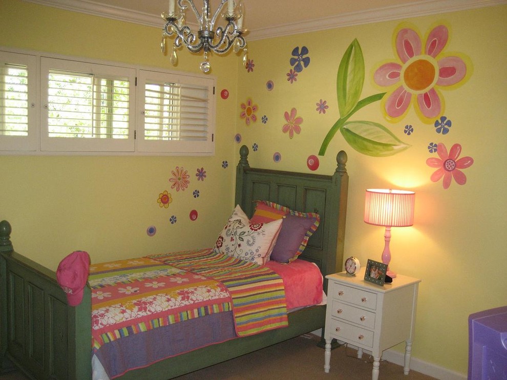 Foto på ett mellanstort vintage flickrum kombinerat med sovrum och för 4-10-åringar, med flerfärgade väggar, heltäckningsmatta och beiget golv