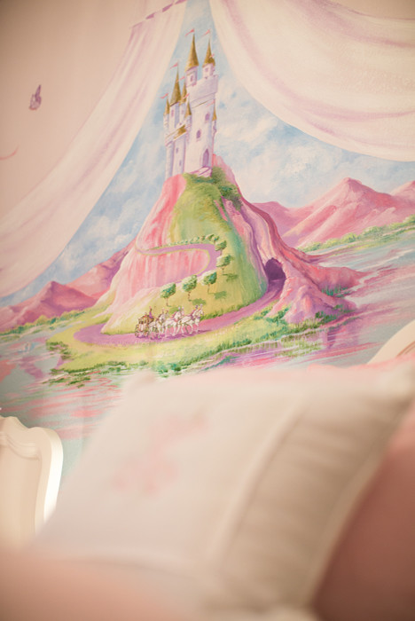 Foto de dormitorio infantil de 4 a 10 años clásico de tamaño medio con paredes rosas, moqueta y suelo beige