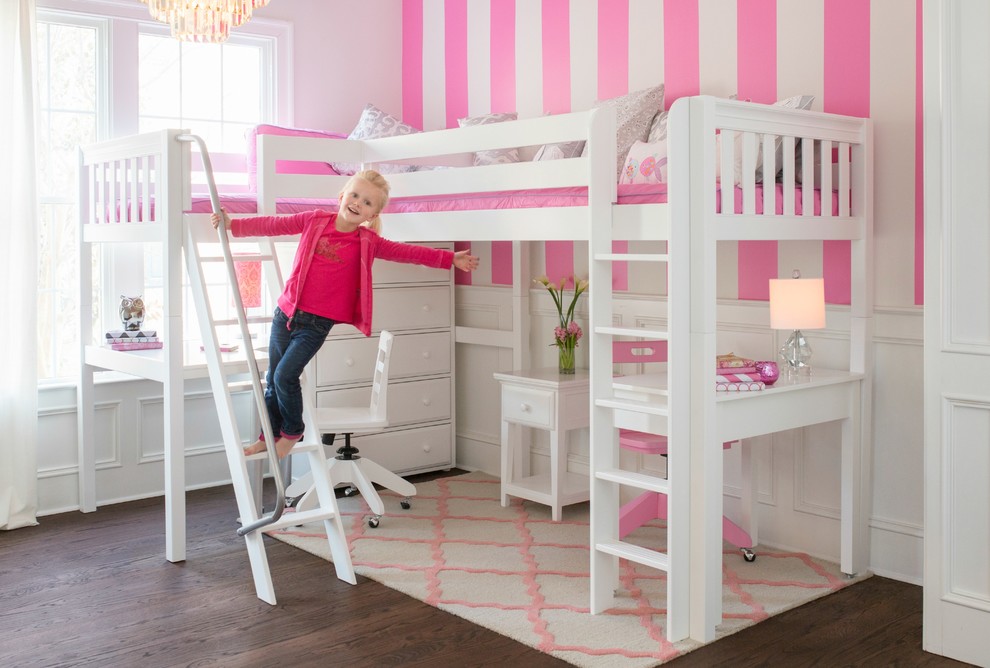 На фото: детская в современном стиле с спальным местом, розовыми стенами и темным паркетным полом для ребенка от 4 до 10 лет, девочки, двоих детей