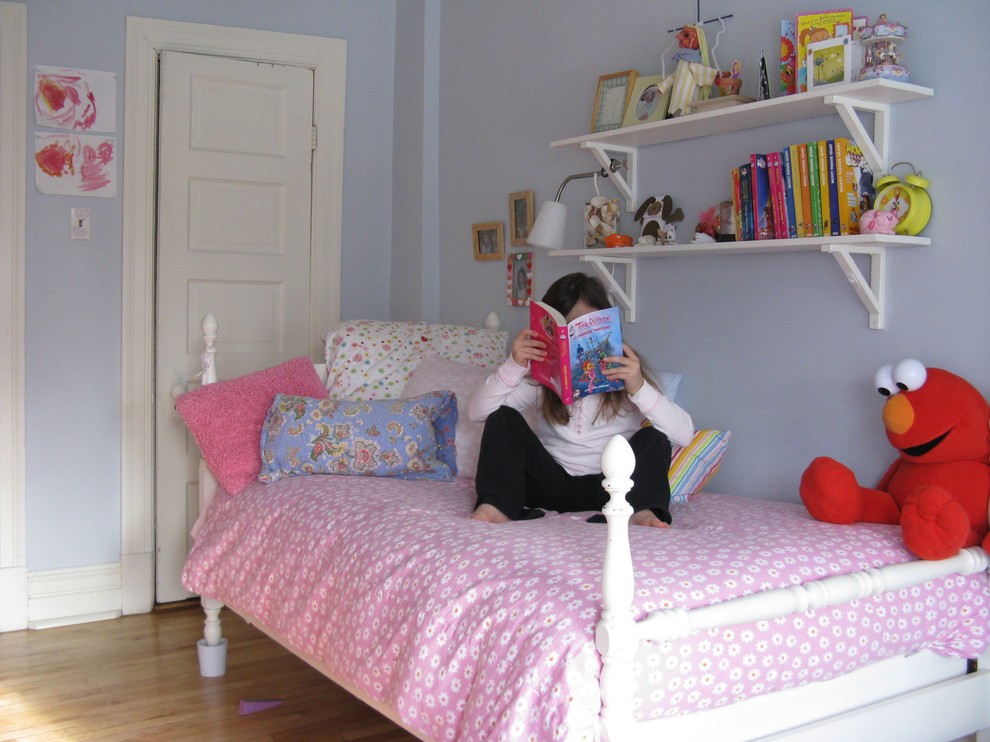 Idee per una cameretta per bambini eclettica con pareti viola