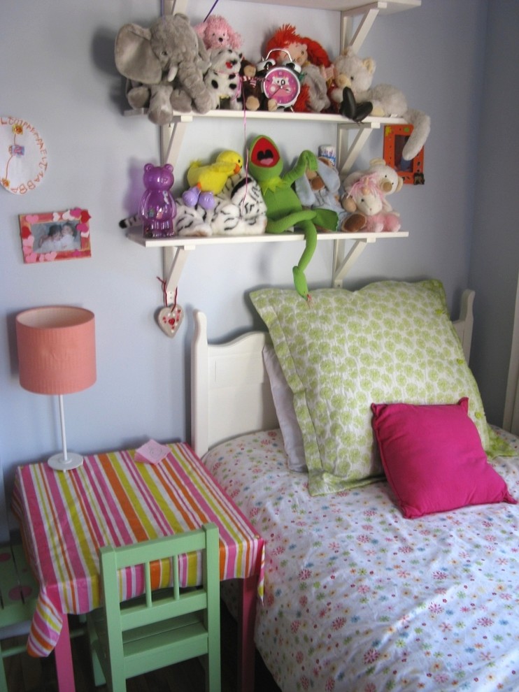 Bohemian toddler’s room for girls in Montreal with grey walls.