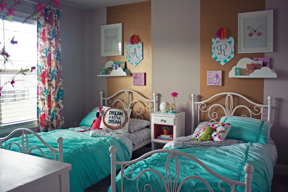 Пример оригинального дизайна: детская среднего размера в стиле неоклассика (современная классика) с спальным местом, разноцветными стенами, ковровым покрытием и бежевым полом для ребенка от 4 до 10 лет, девочки