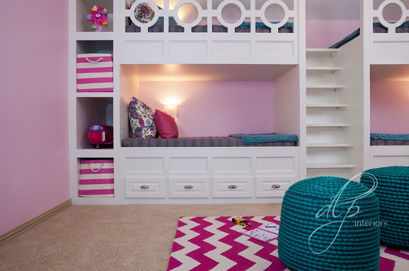 Inspiration pour une grande chambre d'enfant traditionnelle avec un mur rose et moquette.