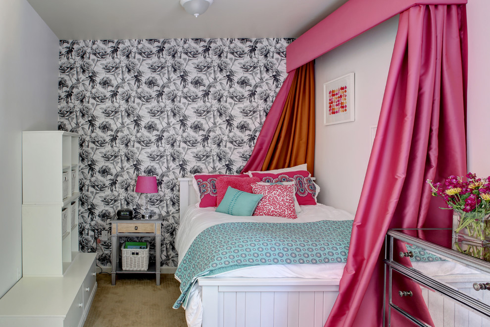 Foto de dormitorio infantil contemporáneo pequeño con moqueta, paredes blancas y suelo beige