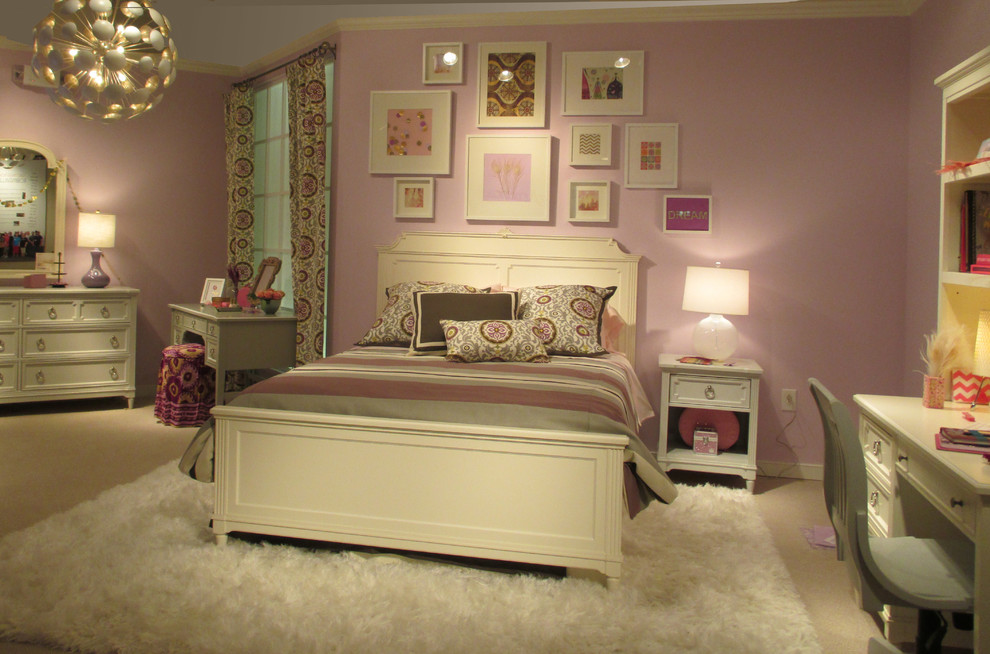 Стильный дизайн: детская среднего размера в морском стиле с спальным местом, фиолетовыми стенами, ковровым покрытием и белым полом для подростка, девочки - последний тренд
