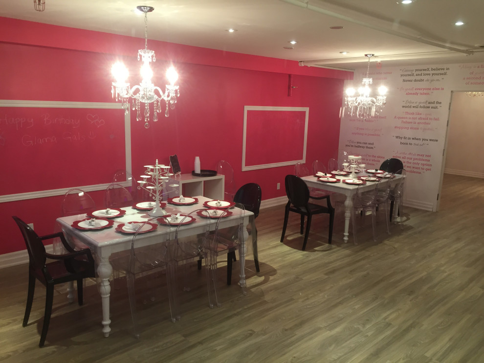 Mittelgroßes Stilmix Esszimmer mit rosa Wandfarbe in Toronto