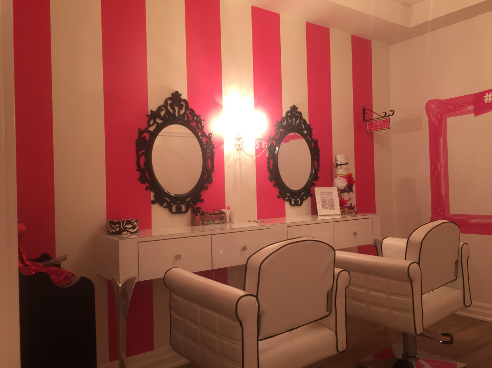 Exempel på ett mellanstort eklektiskt flickrum kombinerat med lekrum och för 4-10-åringar, med rosa väggar