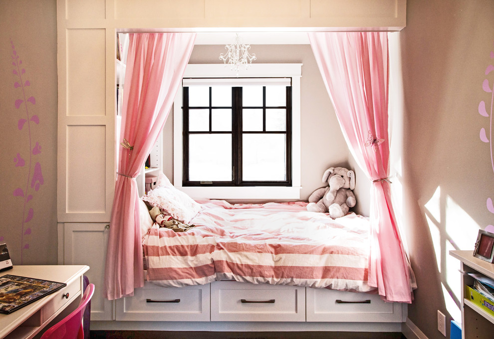 Amerikansk inredning av ett mellanstort flickrum kombinerat med sovrum och för 4-10-åringar, med mellanmörkt trägolv och grå väggar