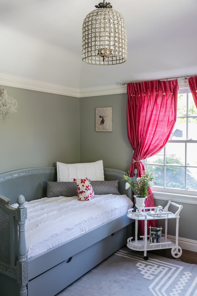 Klassisches Mädchenzimmer mit Schlafplatz und grauer Wandfarbe in San Francisco