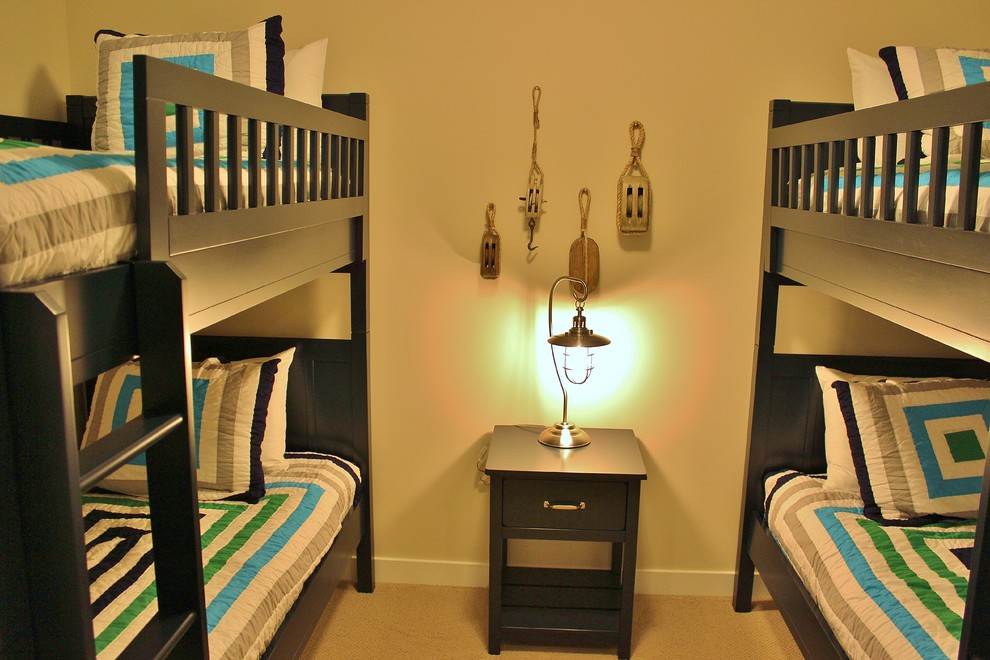 Immagine di una cameretta per bambini da 4 a 10 anni costiera con pareti beige e moquette