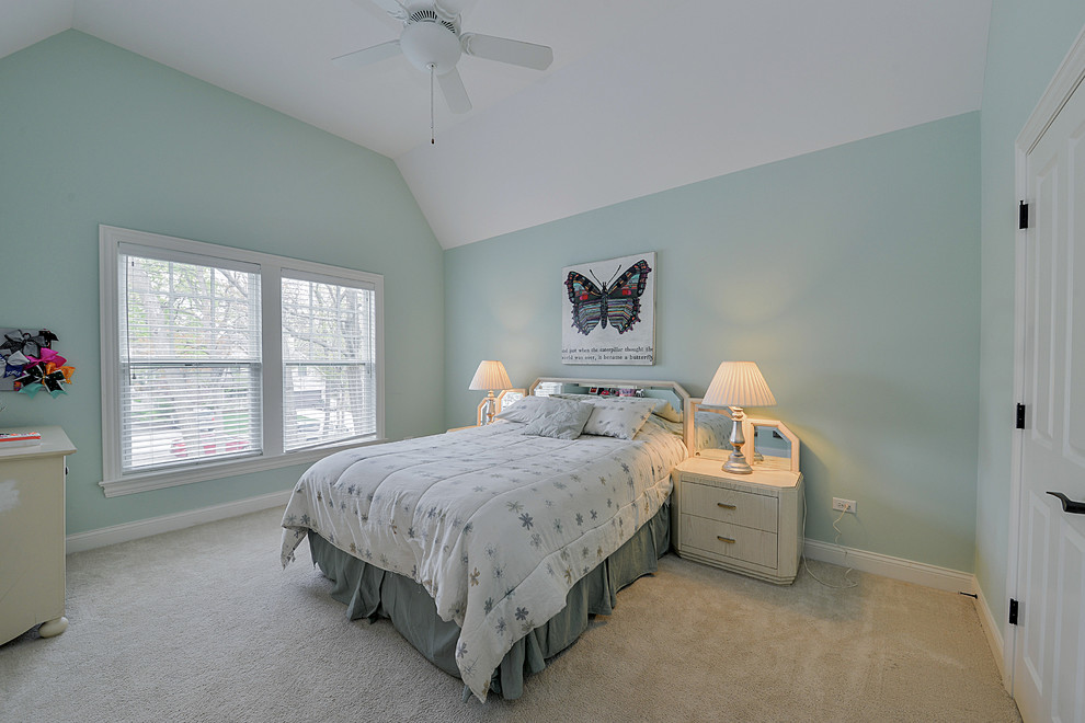 Стильный дизайн: детская среднего размера в классическом стиле с спальным местом, синими стенами и ковровым покрытием для подростка, девочки - последний тренд