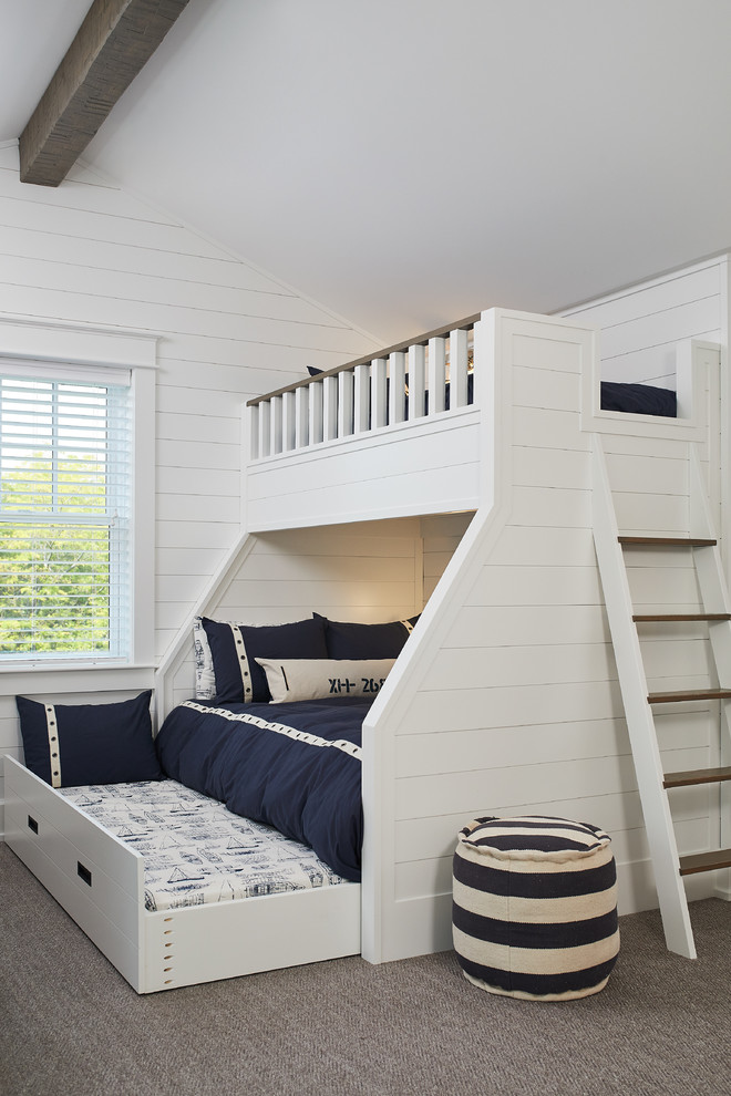 Immagine di un'ampia cameretta per bambini stile marinaro con pareti bianche, moquette e pavimento grigio
