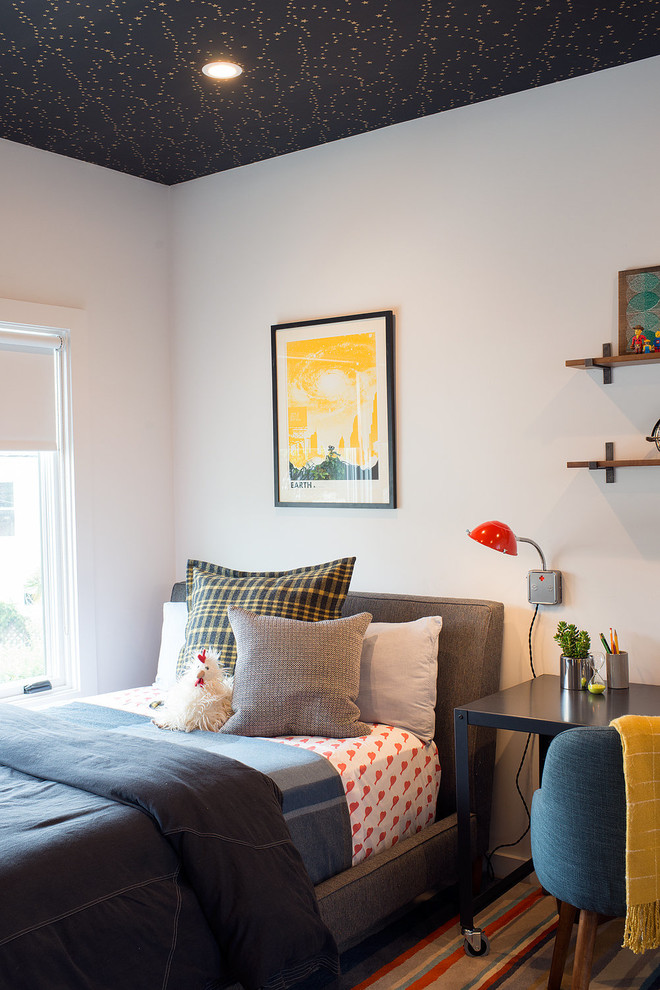Mittelgroßes Modernes Jungszimmer mit Schlafplatz, weißer Wandfarbe, hellem Holzboden und braunem Boden in San Francisco