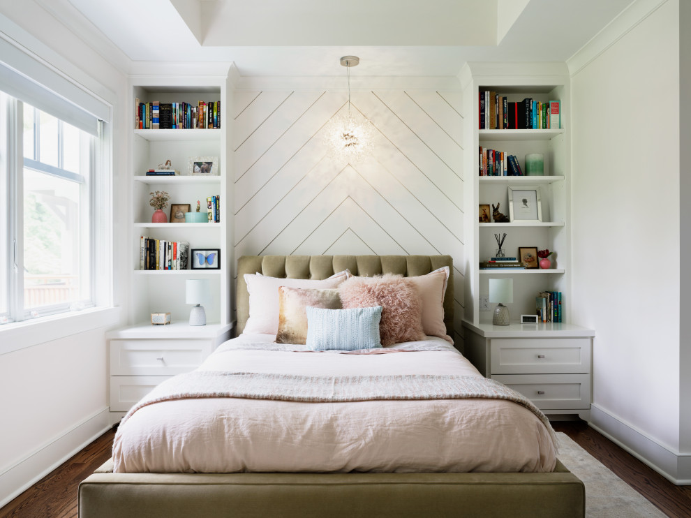 Ejemplo de dormitorio infantil clásico renovado de tamaño medio con paredes rosas y suelo de madera en tonos medios