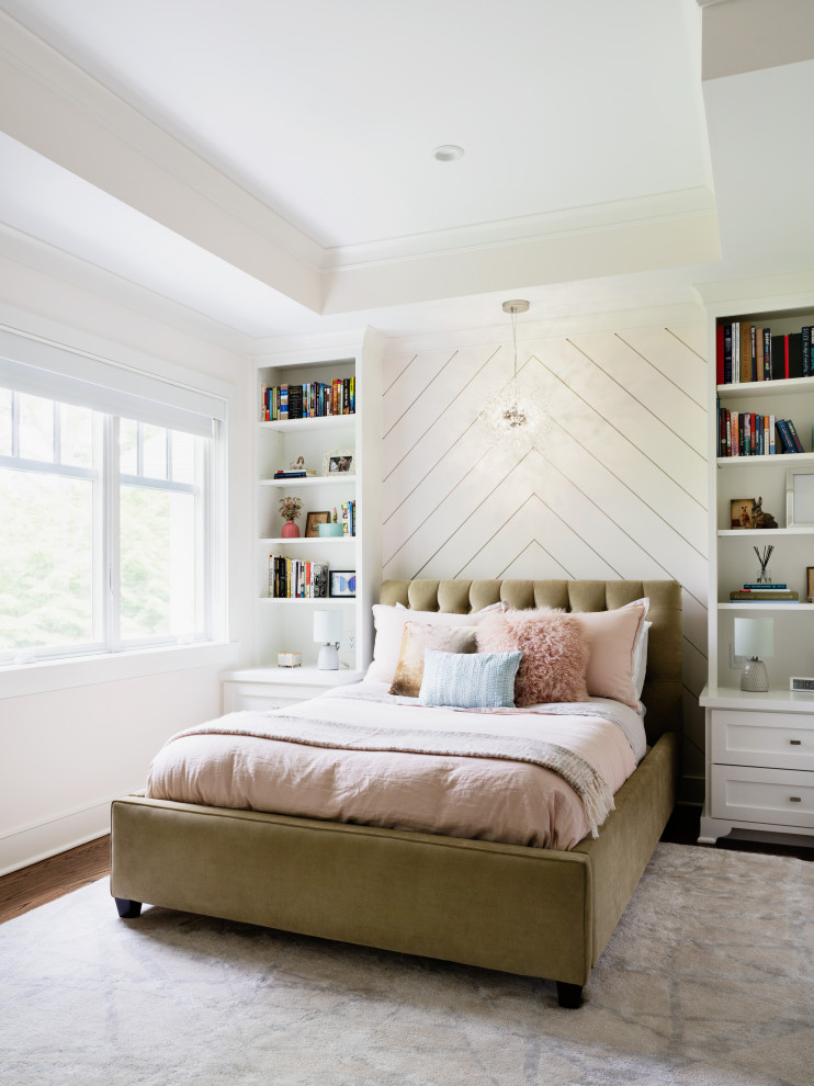 Inspiration för ett mellanstort vintage barnrum kombinerat med sovrum, med rosa väggar och mellanmörkt trägolv