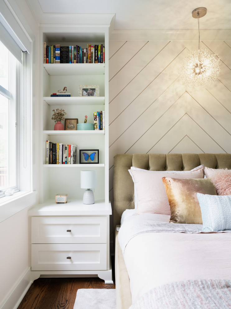 Inspiration för mellanstora klassiska barnrum kombinerat med sovrum, med rosa väggar och mellanmörkt trägolv
