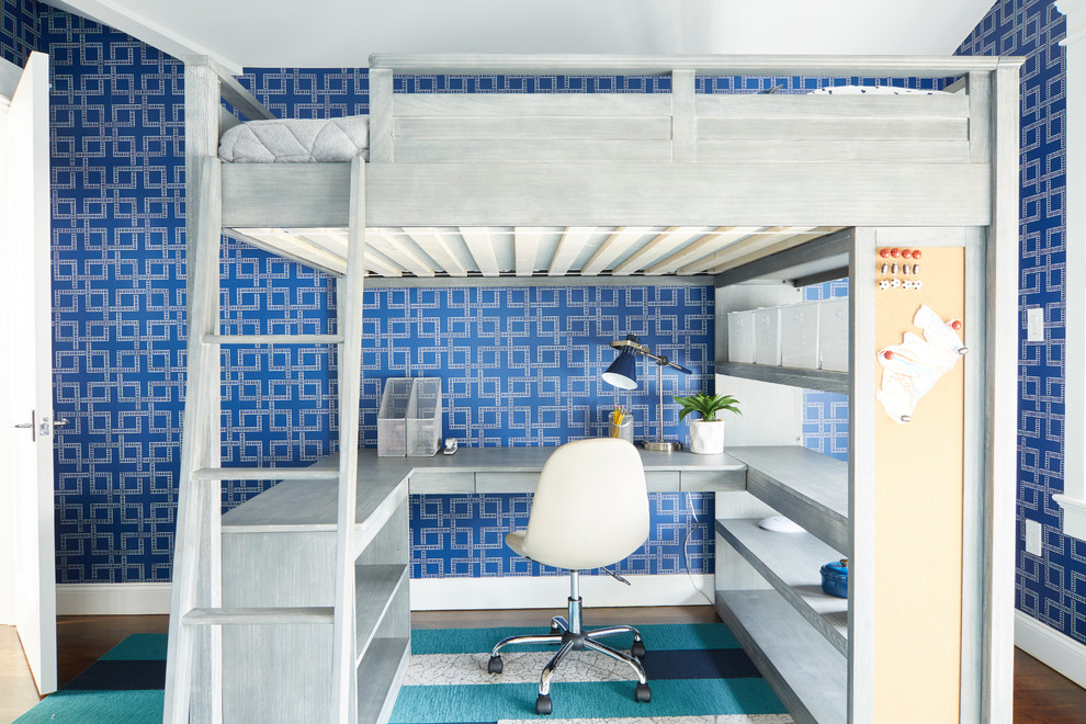 Ispirazione per una cameretta per bambini classica con pareti blu, parquet scuro e pavimento marrone