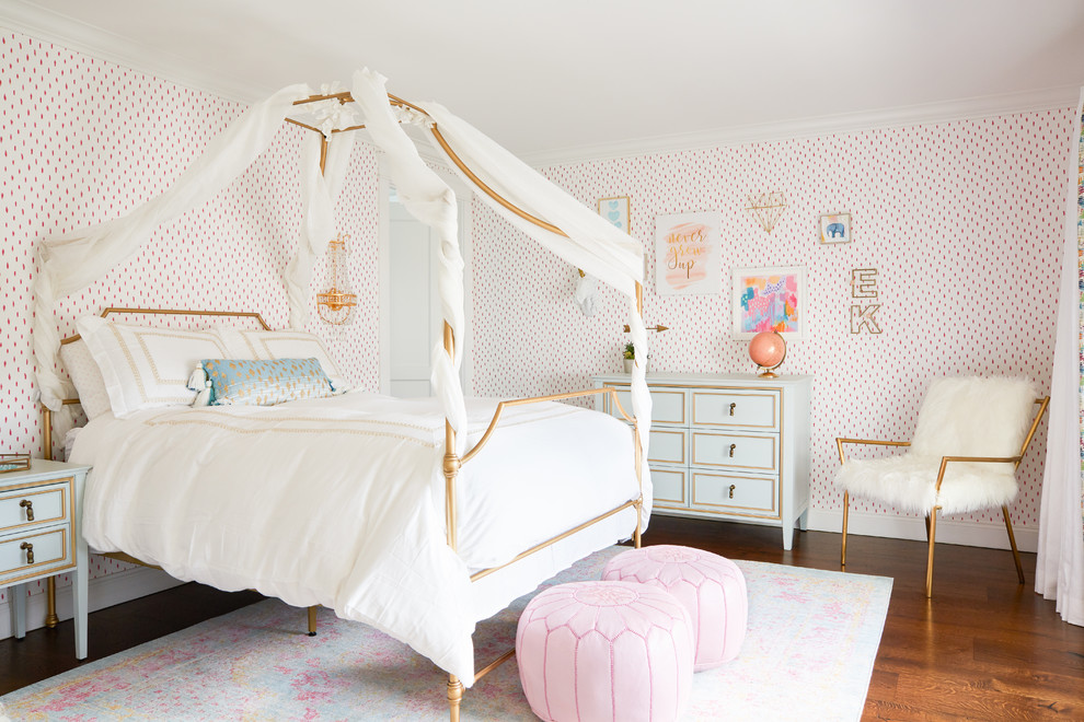 На фото: детская в стиле неоклассика (современная классика) с спальным местом, разноцветными стенами и темным паркетным полом для девочки, подростка