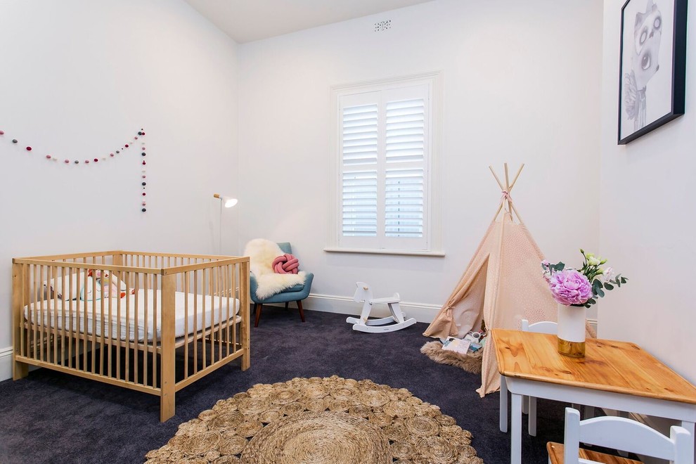 Idées déco pour une petite chambre d'enfant de 1 à 3 ans contemporaine avec un mur blanc, moquette et un sol gris.