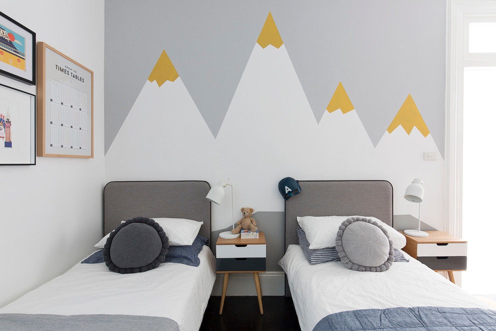 Idéer för att renovera ett stort funkis pojkrum kombinerat med sovrum och för 4-10-åringar, med vita väggar, målat trägolv och svart golv