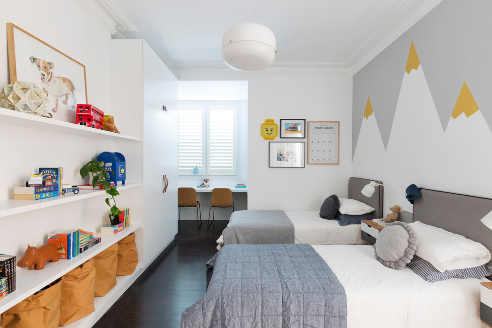 Ejemplo de dormitorio infantil de 4 a 10 años actual grande con paredes blancas, suelo de madera pintada y suelo negro
