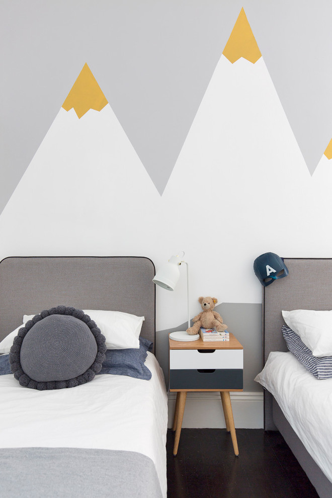 Großes Modernes Jungszimmer mit Schlafplatz, weißer Wandfarbe, gebeiztem Holzboden und schwarzem Boden in Sydney