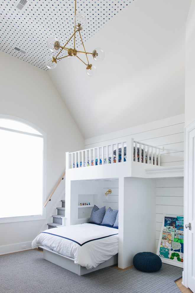 Aménagement d'une chambre d'enfant de 4 à 10 ans bord de mer avec un mur blanc, moquette, un sol multicolore et un lit superposé.