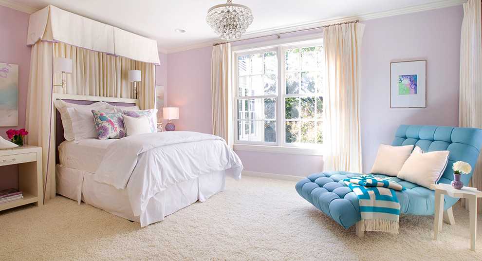 Inspiration för ett mellanstort funkis barnrum kombinerat med sovrum, med heltäckningsmatta och lila väggar