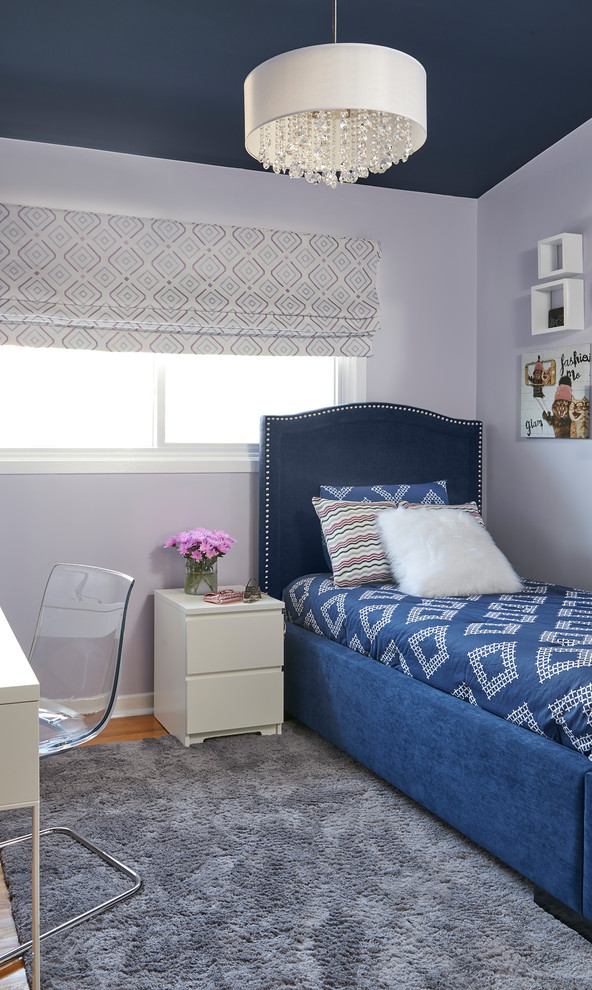 Inspiration för små klassiska barnrum kombinerat med sovrum, med mellanmörkt trägolv, brunt golv och lila väggar