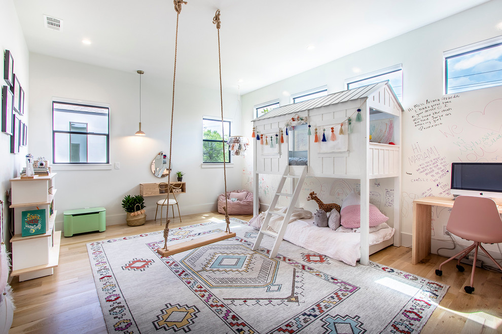 Foto på ett stort funkis flickrum kombinerat med sovrum och för 4-10-åringar, med vita väggar, ljust trägolv och brunt golv