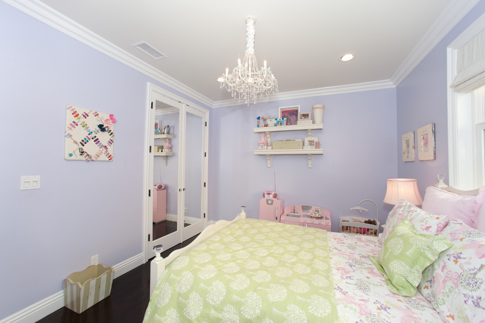 Cette photo montre une chambre de fille chic avec un mur violet.
