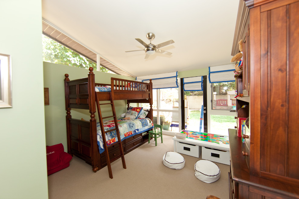 Idées déco pour une chambre d'enfant éclectique avec un mur vert et un lit superposé.